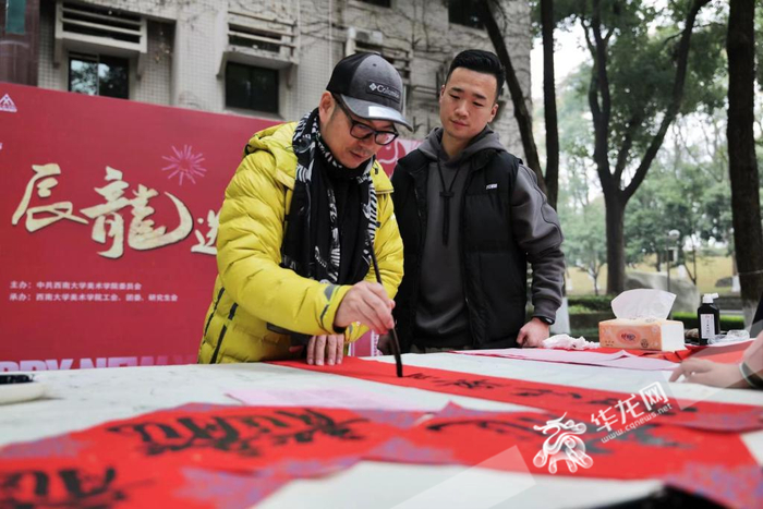 师生现场书写新年祝福。 华龙网记者 刘钊 摄