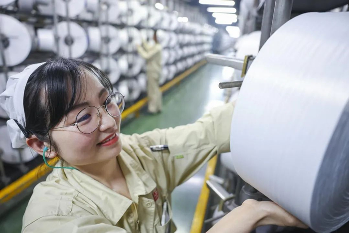 工人在位于吴江区盛泽镇的江苏恒力化纤股份有限公司工作