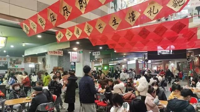 哈罗街区人声鼎沸（通川融媒体中心供图）