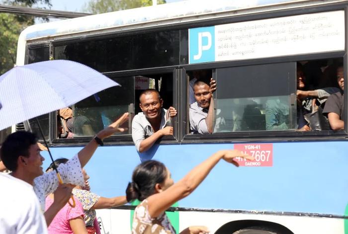 1月4日，在缅甸仰光，被释放的囚犯乘坐大巴车离开监狱。新华社发（亨曼摄）