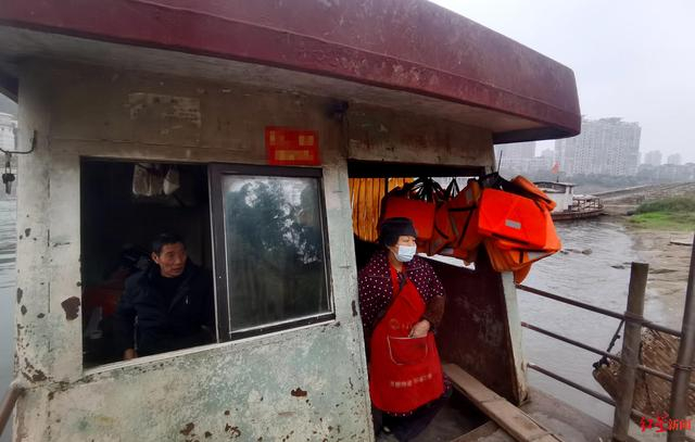 ▲喻华文夫妇在等待乘客间隙