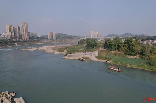 ▲渡口不远处，便是即将通车的大桥