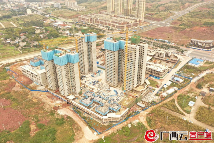 东兴市“国门幸福里”安置小区项目加快建设（资料图）。记者 苑长军 通讯员 谭海东 戴聪 摄