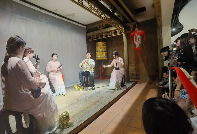 2023年12月31日，泉州非遗馆，南音表演吸引了众多游客。新京报记者 周怀宗 摄