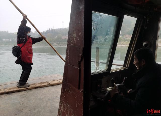 ▲夫妇俩你撑船来我掌舵