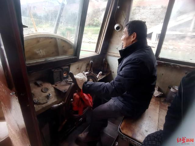 ▲喻华文正在开船