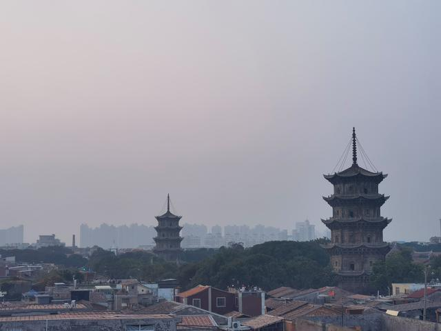 2023年12月31日傍晚，建于800多年前的泉州双塔，是泉州城最知名的地标。新京报记者 周怀宗 摄