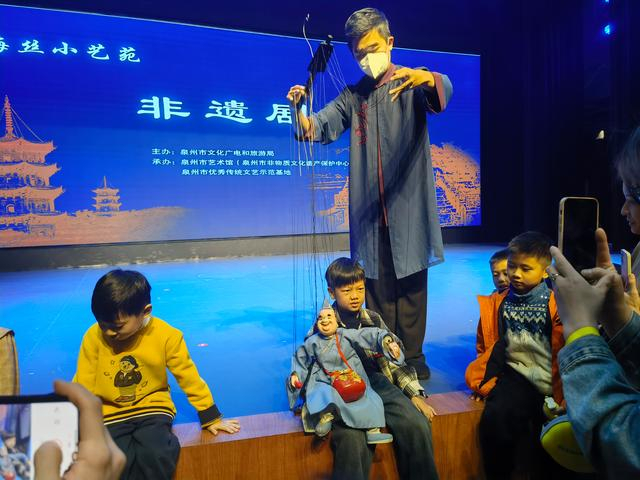 2023年12月31日，胡力伟在泉州非遗馆和孩子们互动，他告诉记者，五百人剧场每天都爆满。新京报记者 周怀宗 摄