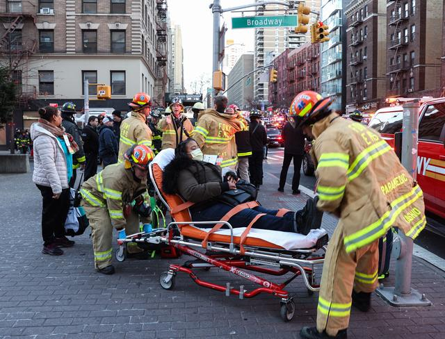 当地时间2024年1月4日，美国纽约，当地发生地铁列车脱轨事故，造成24人受伤。图为一名伤者。图/IC photo