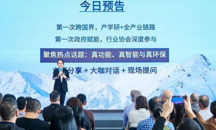 2023年10月，吴江区平望镇，周娟在公司发起的纺织服装论坛活动上演讲