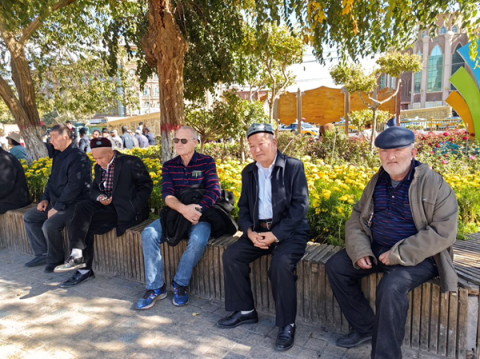 2023年11月5日，在喀什古城与当地人交谈