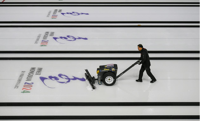 内蒙古自治区冰上运动训练中心冰球冰壶馆内，制冰师正在修整冰面。孟和朝鲁 摄