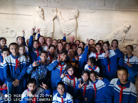 2023年11月4日，在塔县博物馆与当地的学生合影留念