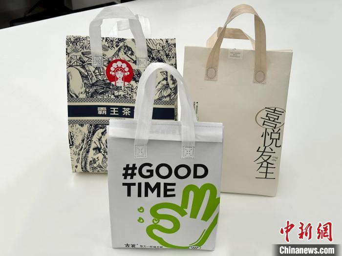 各类茶饮品牌的外卖保温袋。　张斌 摄  