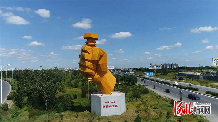 邯郸市永年区的巨型紧固件雕塑。邯郸市永年区委宣传部供图