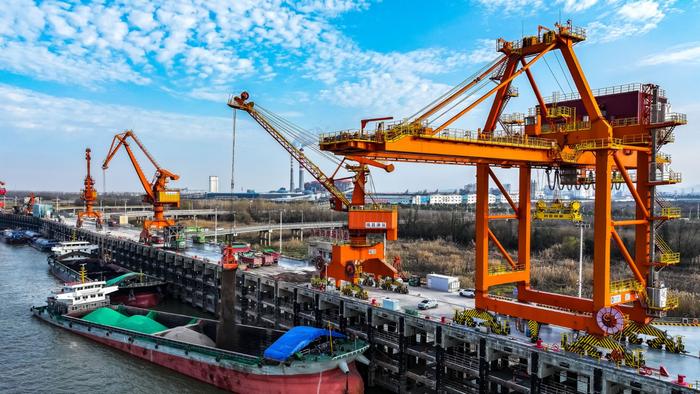 2024年1月4日，江西九江港，瑞昌港区公用码头，船舶和车辆正在进行装卸作业，现场一片繁忙。