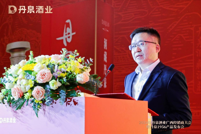 △南丹县人民政府县长吴贞儒发表致辞