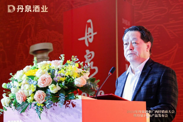 △河池市政协副主席、河池市委市政府振兴工业特派员工作队队长韦祖林发表致辞