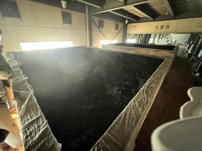 图为山有德茶业茶厂内七星灶