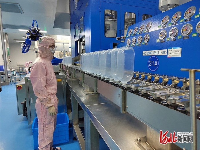 2023年12月20日，在石家庄四药集团312车间制瓶灌封岗位，工作人员正在检查刚“吹”出的瓶体。 河北日报记者 马彦铭摄