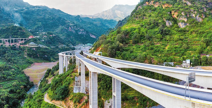 　　张家坪特大桥。本报通讯员 王朝元 摄