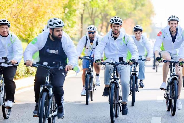 图为奇瑞联合海外用户开展绿色公益骑行活动