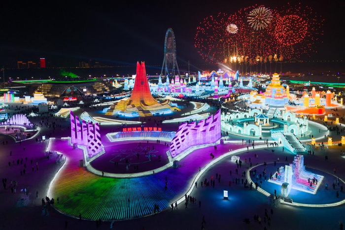 1月5日,哈尔滨冰雪大世界流光溢彩(无人机照片).新华社记者 张涛 摄