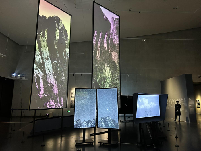 “未完成”展览上的巨幅作品