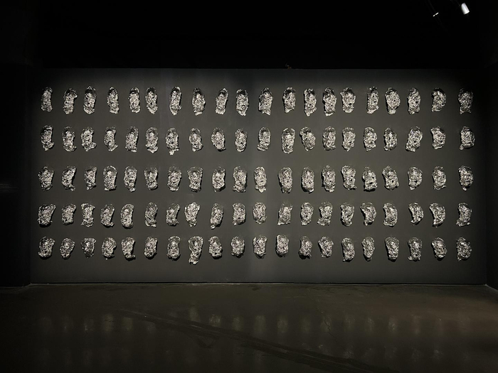 阿兰·弗莱舍用锡箔纸蒙上自己的脸制造出轮廓，然后上墙展出