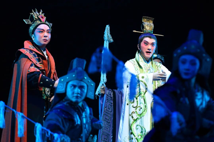 新编桂剧《七步吟》中的曹植（右）与曹丕。新华社记者郭绪雷摄
