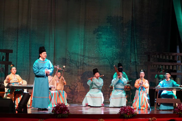 演员表演诗词吟唱《阳关三叠》。新华社记者张艳芳摄