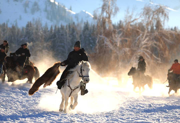 新疆阿勒泰地区富蕴县可可托海镇塔拉特村，村民为游客表演叼羊。本报记者 高兴贵摄