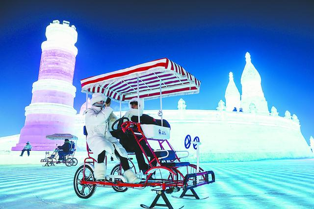 东北多个城市近期因冰雪旅游热潮爆火。图为2024年元旦假期哈尔滨冰雪大世界里的游客。（IC photo）