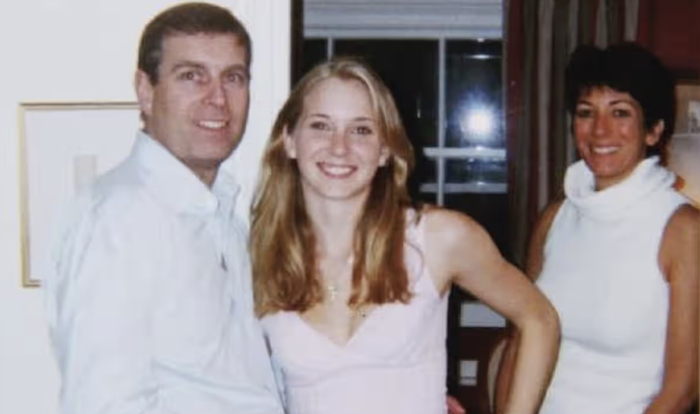 ▲安德鲁王子（左）、朱弗雷（中）和马克斯韦尔（右）2001年合影