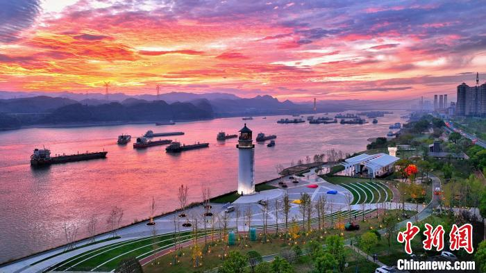 腾退的长江岸线成为风景优美的灯塔广场
