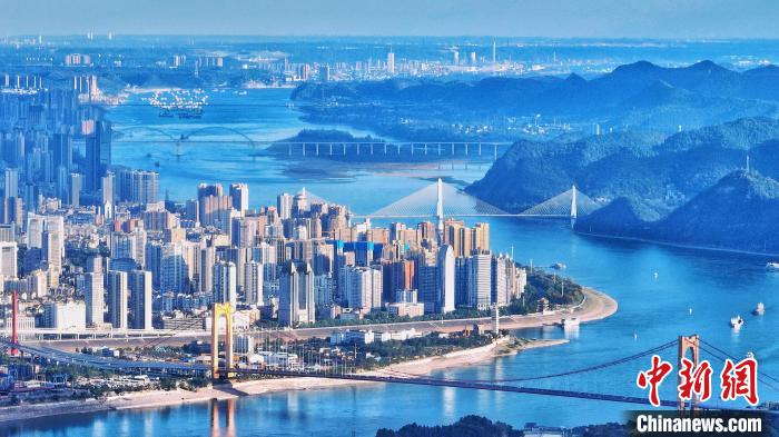 湖北宜昌呈现出“一半山水一半城”的美景