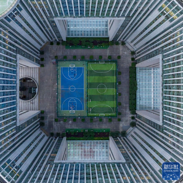 ↑2023年6月13日，市民在南京市建邺区一处建筑内设置的微型体育场内运动（无人机照片）。新华社记者 李博 摄