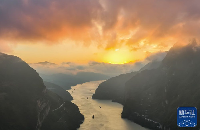 ↑2023年10月8日，船舶行驶在长江三峡西陵峡湖北省宜昌市秭归县水域（无人机照片）。新华社发（郑家裕 摄）
