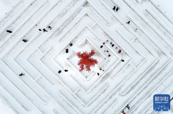 ↑2023年2月12日，游客在内蒙古呼和浩特冰雪节冰雪景区感受冰雪迷宫乐趣（无人机照片）。新华社发（王正 摄）