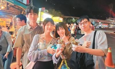 大陆小吃梅花糕受到台湾年轻人喜爱。游定刚摄