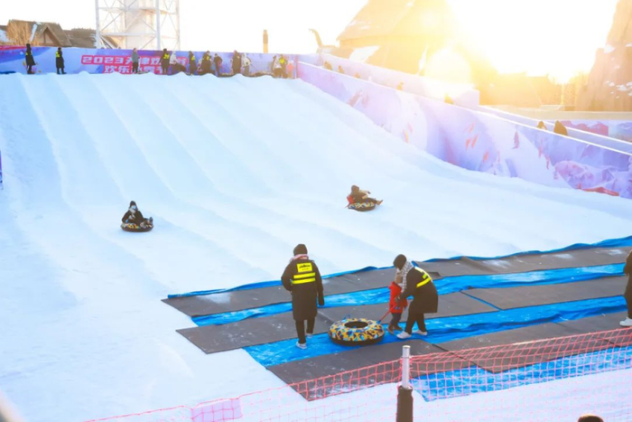 欢乐雪坡（图片来源：“天津欢乐谷”微信公众号）