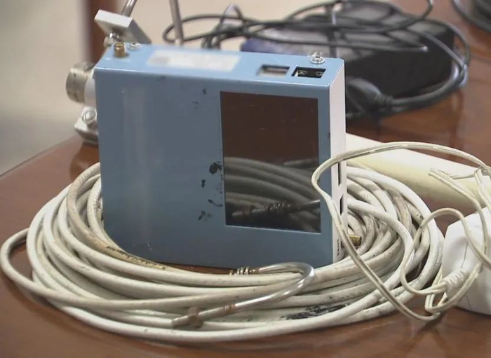 境外机构寄送的便携式信号接收设备。图片来源：国家安全部