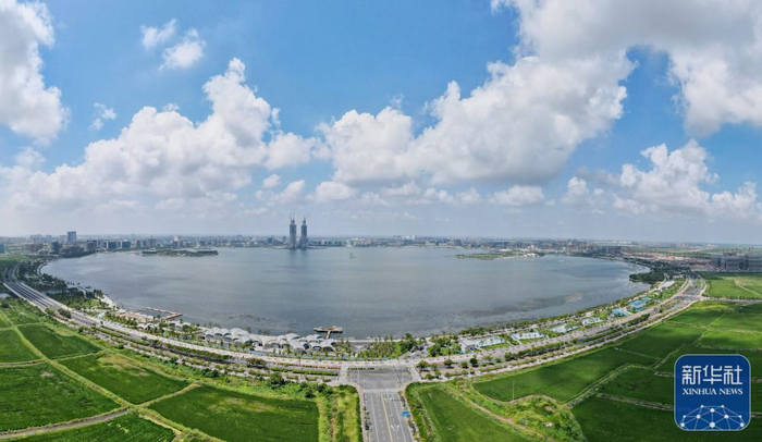 ↑2023年9月6日拍摄的中国（上海）自由贸易试验区临港新片区滴水湖（无人机全景照片）。新华社记者 方喆 摄