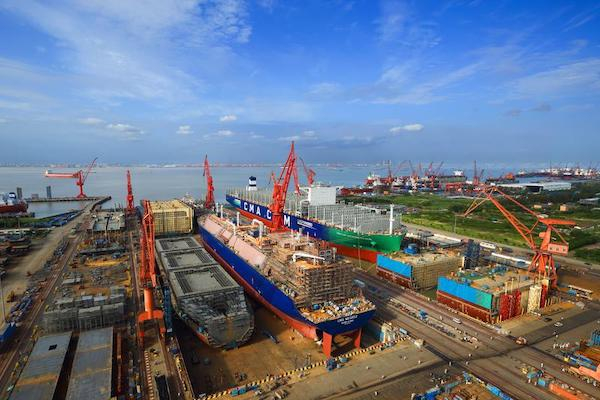 图说：2021年大型LNG船和全球最大的双燃料箱船的建造画面 资料图片