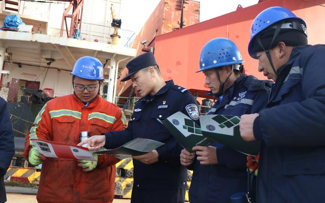 民警们向群众发放相关宣传资料。  图源：连云港出入境边防检查站