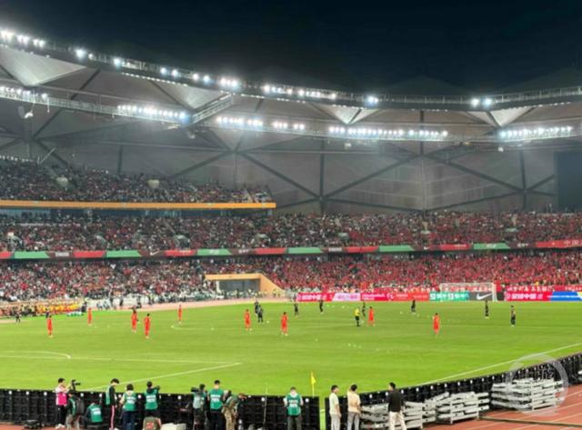 　球迷在中韩比赛时在深圳大运中心131看台拍摄的视角。图片来源/网络