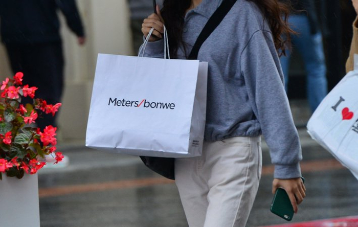 电商公司成立后，周成建曾组织了一批上海的老员工前往杭州学习电商相关知识，并在杭州招聘了一批电商相关人才 视觉中国图