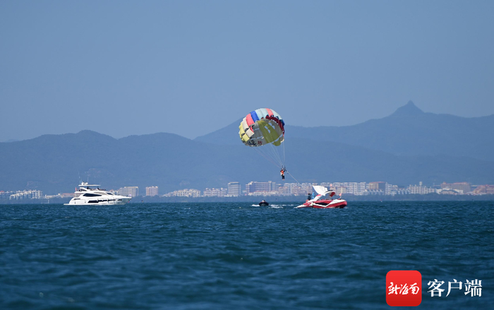 1月7日，游客在三亚体验拖伞。记者沙晓峰 摄