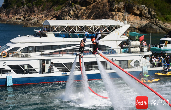 1月7日，游客在三亚体验“水上飞龙”。记者沙晓峰 摄