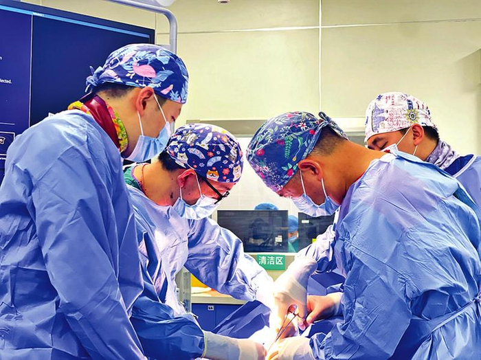 合肥二院介入科专家在做手术。朱沛炎/摄